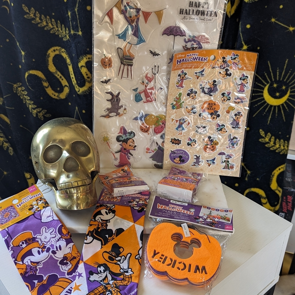 Disney Halloween gift w/ Mickey Minnie Donald Daisy and Goofy